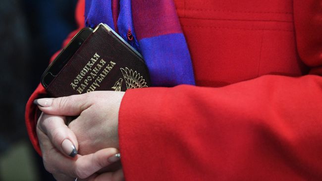 Женщина с паспортом гражданина ДНР Женщина с паспортом гражданина ДНР