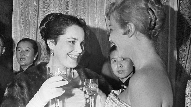 Советская актриса Элина Быстрицкая и актриса из Франции Николь Курсель беседуют на приеме в день открытия Первого Московского международного кинофестиваля