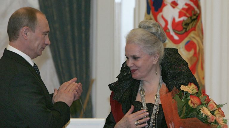 Президент России Владимир Путин наградил актрису Малого театра Элину Быстрицкую орденом За заслуги перед Отечеством I степени