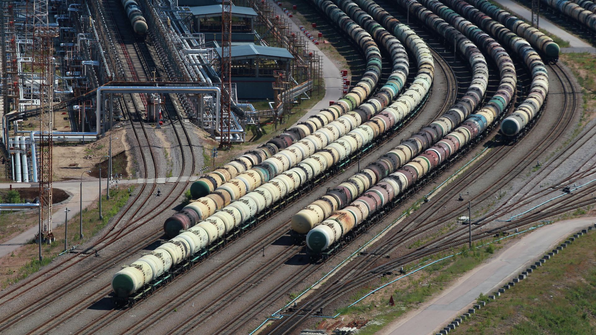 Цистерны с нефтепродуктами Цистерны с нефтепродуктами - РИА Новости, 1920, 26.01.2021