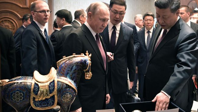 Президент РФ Владимир Путин и председатель КНР Си Цзиньпин обмениваются подарками после рабочего завтрака. 26 апреля 2019 Президент РФ Владимир Путин и председатель КНР Си Цзиньпин обмениваются подарками после рабочего завтрака. 26 апреля 2019