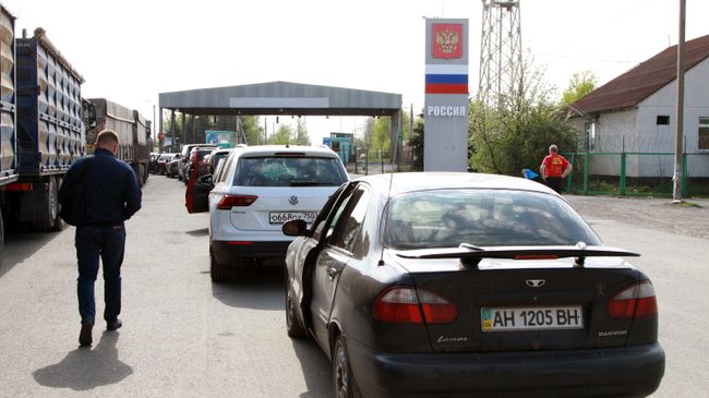 Колонна автомобилей на Международном пункте пропуска Успенка со стороны Донецкой области Украины по направлению в Россию Колонна автомобилей на Международном пункте пропуска Успенка со стороны Донецкой области Украины по направлению в Россию