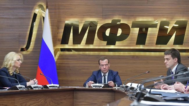 Председатель правительства РФ Дмитрий Медведев во время совещания о развитии кадрового потенциала в сфере науки в МФТИ. 26 апреля 2019 Председатель правительства РФ Дмитрий Медведев во время совещания о развитии кадрового потенциала в сфере науки в МФТИ. 26 апреля 2019