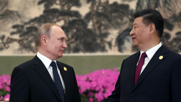Президент РФ Владимир Путин и председатель Китайской народной республики (КНР) Си Цзиньпин на церемонии фотографирования глав делегаций стран-участниц второго форума международного сотрудничества Один пояс - один путь в Пекине Президент РФ Владимир Путин и председатель Китайской народной республики (КНР) Си Цзиньпин на церемонии фотографирования глав делегаций стран-участниц второго форума международного сотрудничества Один пояс - один путь в Пекине
