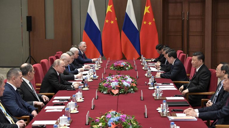 Президент РФ Владимир Путин и председатель Китайской народной республики (КНР) Си Цзиньпин во время встречи в Пекине Президент РФ Владимир Путин и председатель Китайской народной республики (КНР) Си Цзиньпин во время встречи в Пекине