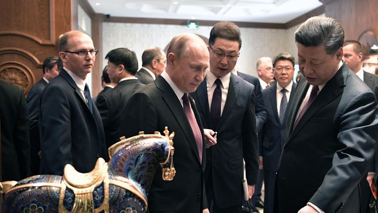 Президент РФ Владимир Путин и председатель КНР Си Цзиньпин обмениваются подарками после рабочего завтрака Президент РФ Владимир Путин и председатель КНР Си Цзиньпин обмениваются подарками после рабочего завтрака