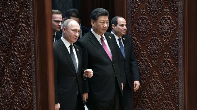 Президент РФ Владимир Путин и председатель КНР Си Цзиньпин на церемонии официальной встречи глав делегаций стран-участников второго форума международного сотрудничества Один пояс - один путь в Пекине Президент РФ Владимир Путин и председатель КНР Си Цзиньпин на церемонии официальной встречи глав делегаций стран-участников второго форума международного сотрудничества Один пояс - один путь в Пекине