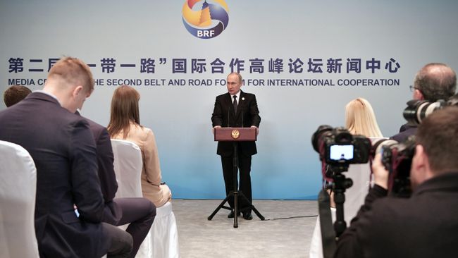 Президент РФ Владимир Путин отвечает на вопросы журналистов на пресс-конференции по итогам участия во втором форуме международного сотрудничества Один пояс - один путь в Пекине. 27 апреля 2019 Президент РФ Владимир Путин отвечает на вопросы журналистов на пресс-конференции по итогам участия во втором форуме международного сотрудничества Один пояс - один путь в Пекине. 27 апреля 2019