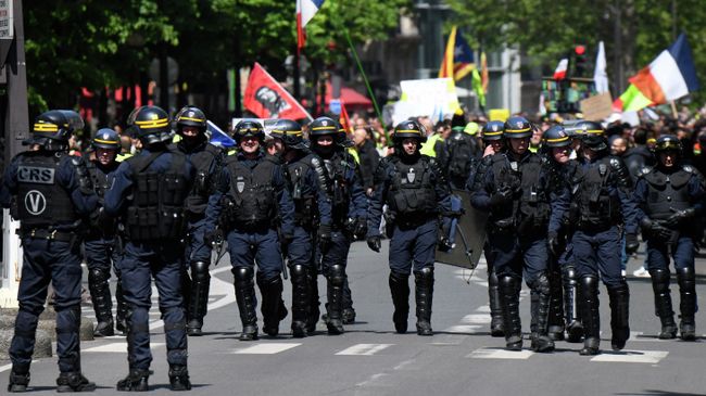 Сотрудники полиции во время акции протеста желтых жилетов Сотрудники полиции во время акции протеста желтых жилетов