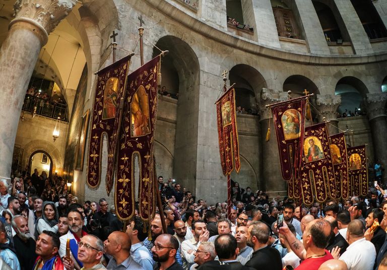 Верующие празднуют схождение Благодатного огня в храме Гроба Господня в Иерусалиме