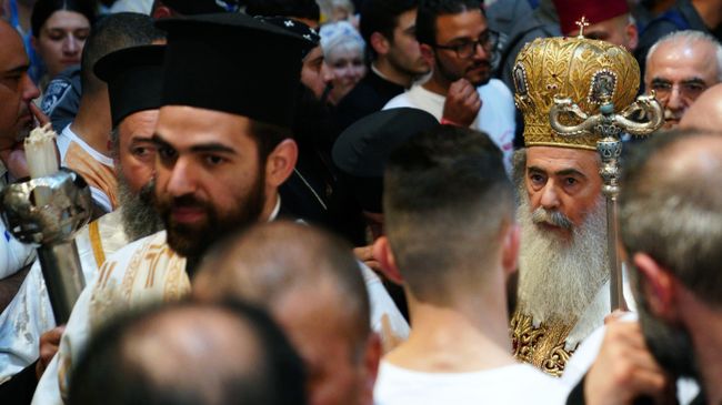 Патриарх Иерусалимский Феофил III во время схождение Благодатного огня в храме Гроба Господня. 27 апреля 2019