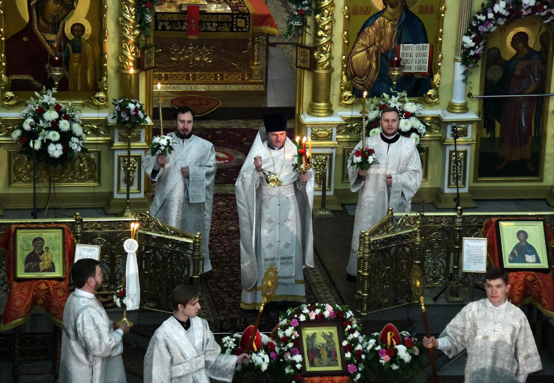Священнослужители во время пасхального богослужения в Кафедральном соборе Казанской иконы Божией Матери в Чите. 27 апреля 2019 - РИА Новости, 1920, 27.10.2022