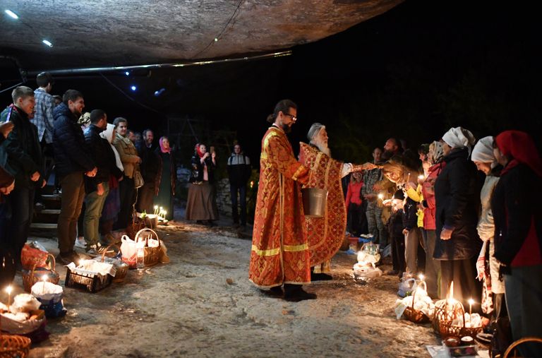 Верующие во время пасхальной службы в скальном мужском монастыре святого мученика Феодора Стратилата на горе Челтер-Коба в Бахчисарайском районе Крыма Верующие во время пасхальной службы в скальном мужском монастыре святого мученика Феодора Стратилата на горе Челтер-Коба в Бахчисарайском районе Крыма