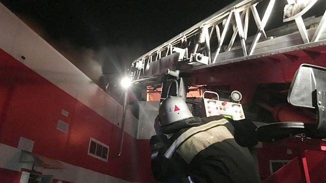 Тушение пожара в здании распределительного центра АО Магнит в Воронежской области. 28 апреля 2019 Тушение пожара в здании распределительного центра АО Магнит в Воронежской области. 28 апреля 2019