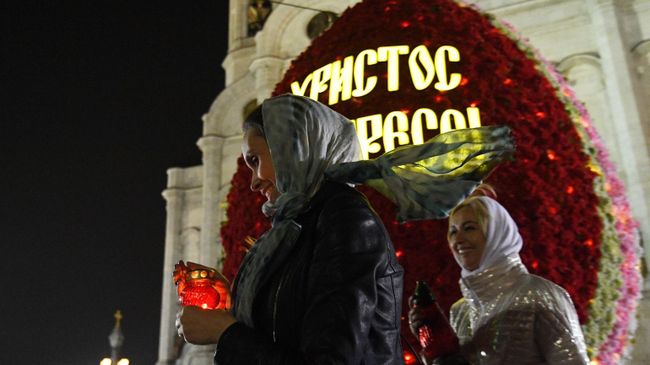 Верующие у храма Христа Спасителя в Москве после праздничного пасхального богослужения Верующие у храма Христа Спасителя в Москве после праздничного пасхального богослужения
