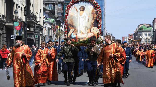 Участники пасхального крестного хода во Владивостоке Участники пасхального крестного хода во Владивостоке