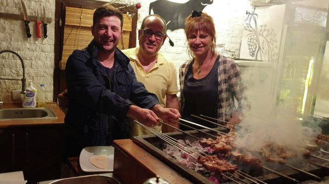 Избранный президент Украины Владимир Зеленский жарит мясо на турецком курорте в Бодруме. 27 апреля 2019 Избранный президент Украины Владимир Зеленский жарит мясо на турецком курорте в Бодруме. 27 апреля 2019