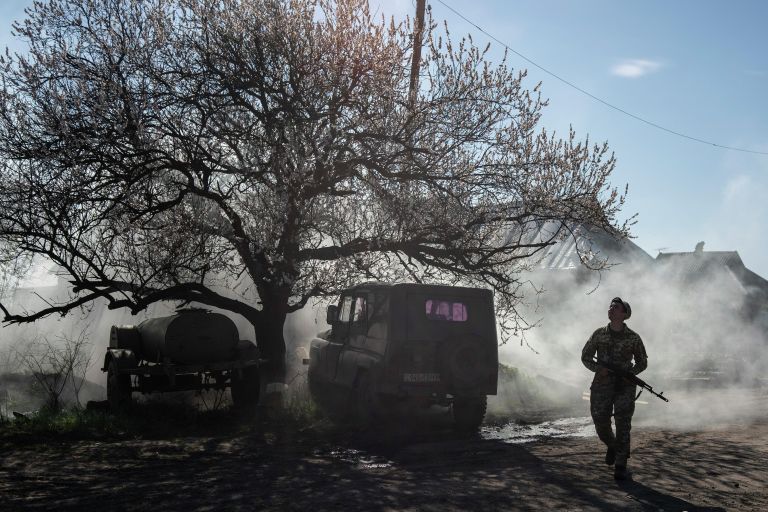 Солдат ВСУ у линии соприкосновения в Донбассе Солдат ВСУ у линии соприкосновения в Донбассе