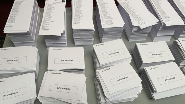 Избирательный участок в колледже Томаса Бретона в районе Аргансуэла, Мадрид, Испания. 28 апреля 2019
