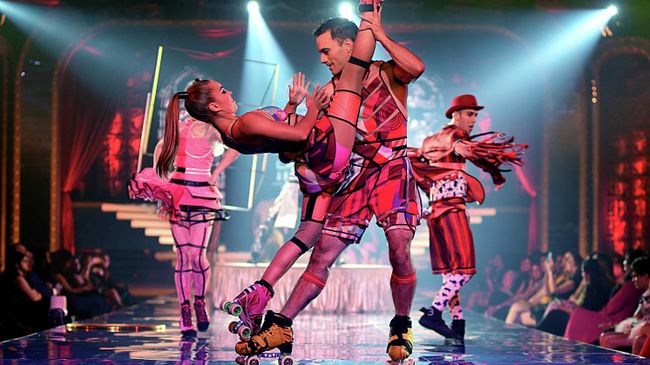 Артисты цирка Cirque du Soleil во время показа номера из программы Баззар в Мумбаи, Индия Артисты цирка Cirque du Soleil во время показа номера из программы Баззар в Мумбаи, Индия