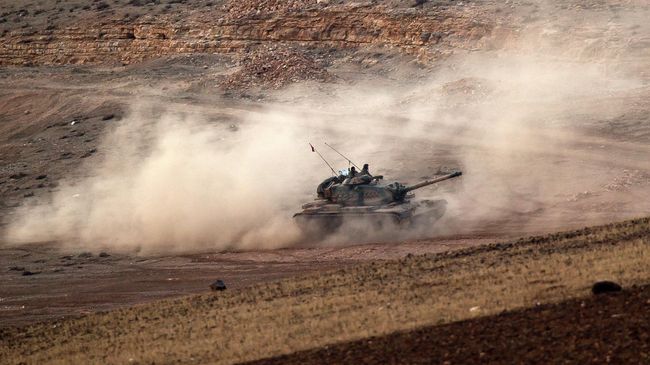 Танк турецкой армии возле границы между Турцией и Сирией Танк турецкой армии возле границы между Турцией и Сирией