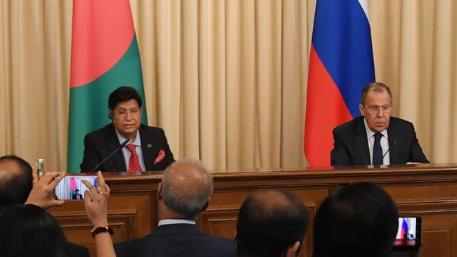 Министр иностранных дел РФ Сергей Лавров и министр иностранных дел Бангладеша Абдулкалам Абдул Момен на пресс-конференции по итогам встречи в Москве Министр иностранных дел РФ Сергей Лавров и министр иностранных дел Бангладеша Абдулкалам Абдул Момен на пресс-конференции по итогам встречи в Москве