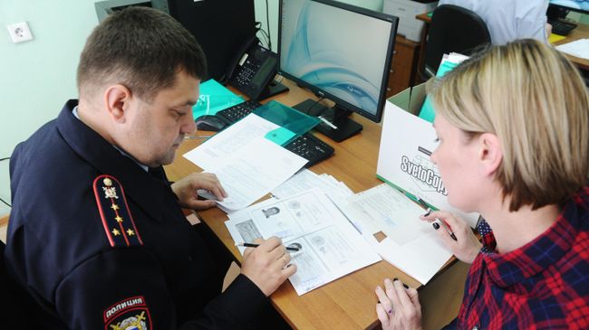 Сотрудник полиции в центре выдачи российских паспортов жителям ДНР и ЛНР Сотрудник полиции в центре выдачи российских паспортов жителям ДНР и ЛНР