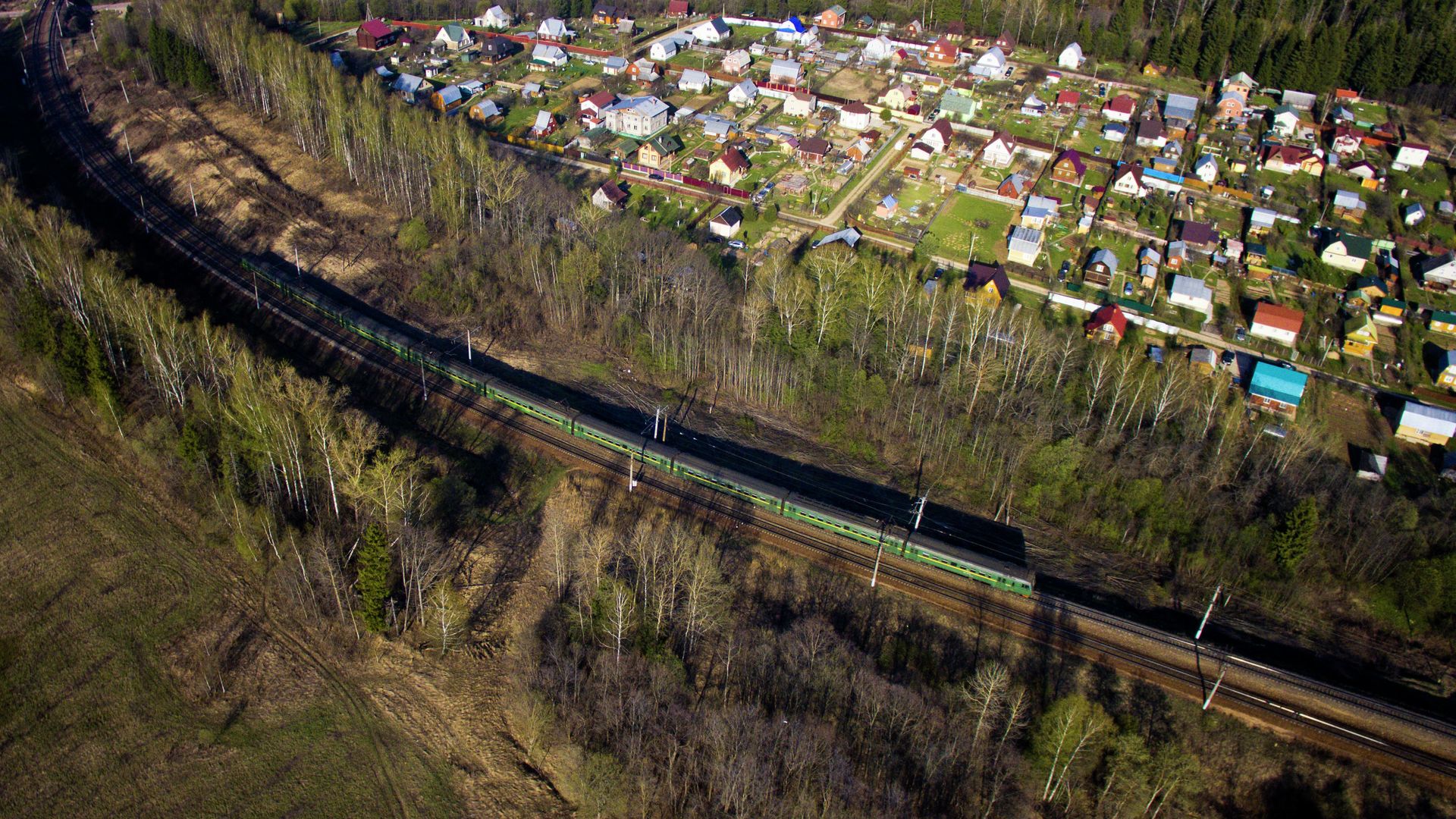Дачный поселок и электричка на рижском пригородном направление в Подмосковье Дачный поселок и электричка на рижском пригородном направление в Подмосковье - РИА Новости, 1920, 13.12.2023