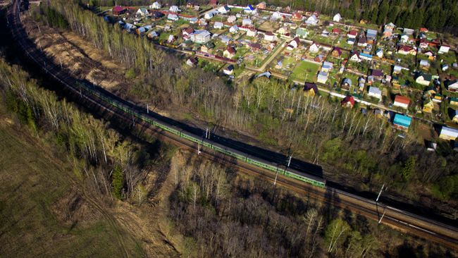 Дачный поселок и электричка на рижском пригородном направление в Подмосковье Дачный поселок и электричка на рижском пригородном направление в Подмосковье