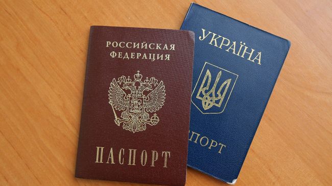 Паспорта гражданина Российской Федерации и гражданина Украины. Архивное фото Паспорта гражданина Российской Федерации и гражданина Украины. Архивное фото