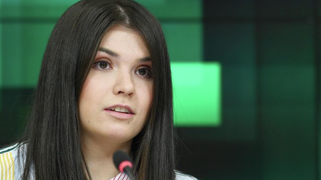 Варвара Караулова во время пресс-конференции