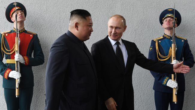 Президент РФ Владимир Путин и председатель Госсовета КНДР Ким Чен Ын во время официальной церемонии встречи на острове Русский. 25 апреля 2019 Президент РФ Владимир Путин и председатель Госсовета КНДР Ким Чен Ын во время официальной церемонии встречи на острове Русский. 25 апреля 2019