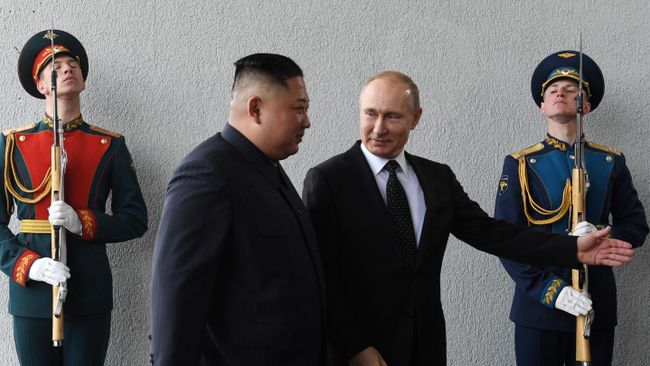 Президент РФ Владимир Путин и председатель Госсовета КНДР Ким Чен Ын во время официальной церемонии встречи на острове Русский. 25 апреля 2019 Президент РФ Владимир Путин и председатель Госсовета КНДР Ким Чен Ын во время официальной церемонии встречи на острове Русский. 25 апреля 2019