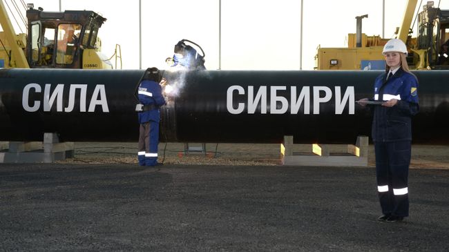 Сварка шва на церемонии соединения первого звена магистрального газопровода Сила Сибири Сварка шва на церемонии соединения первого звена магистрального газопровода Сила Сибири