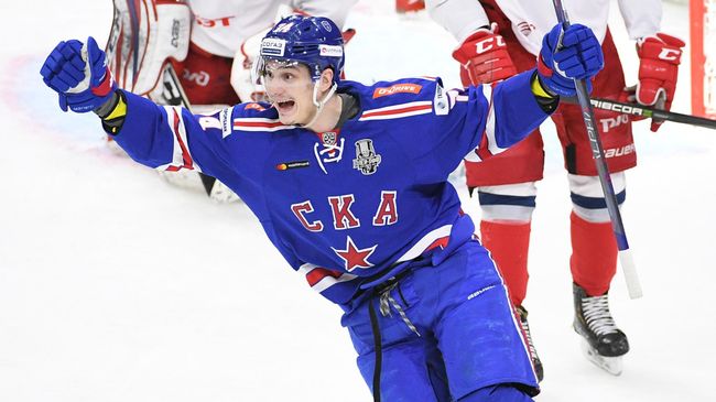 Форвард СКА Николай Прохоркин радуется заброшенной шайбе