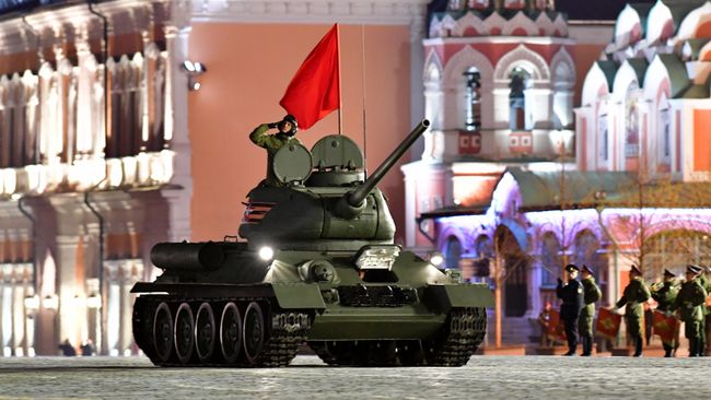 Танк Т-34-85 на репетиции военного парада на Красной площади Танк Т-34-85 на репетиции военного парада на Красной площади