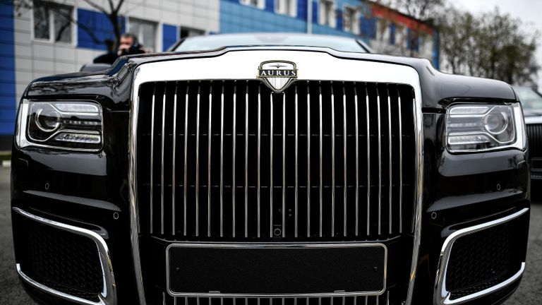 Автомобиль Aurus Senat кабриолет на территории Государственного научного центра РФ ФГУП НАМИ в Москве Автомобиль Aurus Senat кабриолет на территории Государственного научного центра РФ ФГУП НАМИ в Москве