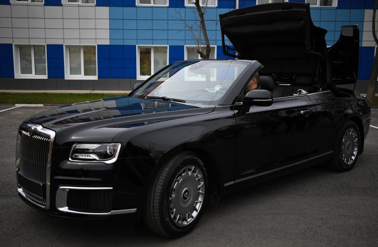 Автомобиль Aurus Senat кабриолет на территории Государственного научного центра РФ ФГУП НАМИ в Москве Автомобиль Aurus Senat кабриолет на территории Государственного научного центра РФ ФГУП НАМИ в Москве
