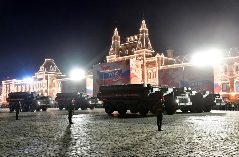 Зенитные ракетные комплексы С-400 Триумф на репетиции военного парада на Красной площади