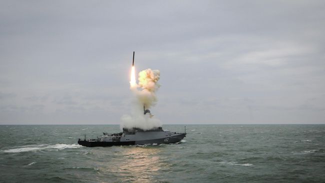 Малый ракетный корабль Град Свияжск запускает ракету Калибр Малый ракетный корабль Град Свияжск запускает ракету Калибр