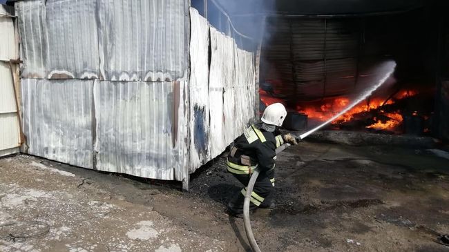 Пожар в строительном магазине на окраине поселка Горячеводский в Ставропольском крае Пожар в строительном магазине на окраине поселка Горячеводский в Ставропольском крае