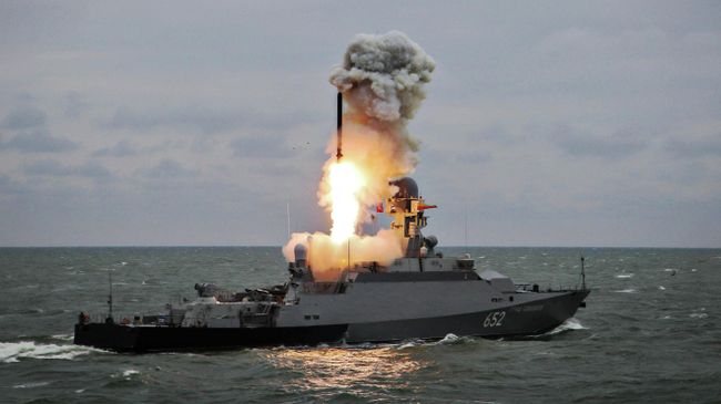 Запуск ракеты Калибр с малого ракетного корабля Град Свияжск Запуск ракеты Калибр с малого ракетного корабля Град Свияжск