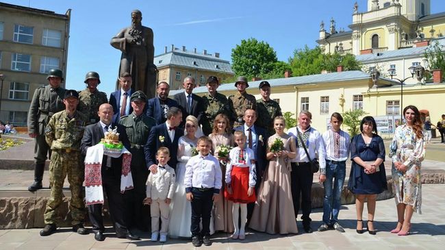 Фотография молодоженов с гостями в нацистской форме во Львове, опубликованная на странице Эдуарда Долинского в Facebook Фотография молодоженов с гостями в нацистской форме во Львове, опубликованная на странице Эдуарда Долинского в Facebook