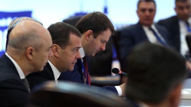 Председатель правительства РФ Дмитрий Медведев во время заседания Евразийского межправительственного совета в расширенном составе. 30 апреля 2019 Председатель правительства РФ Дмитрий Медведев во время заседания Евразийского межправительственного совета в расширенном составе. 30 апреля 2019