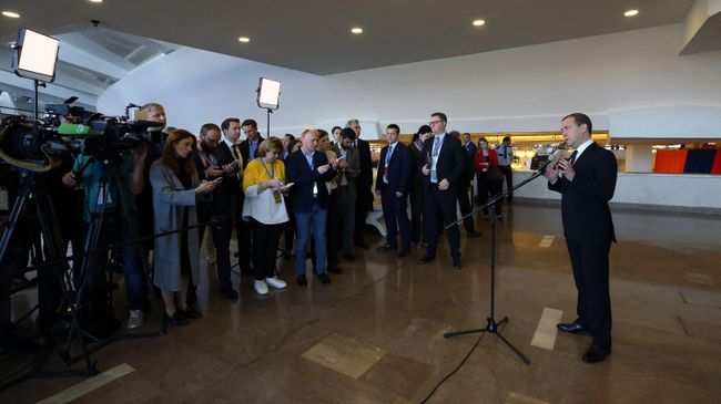 Председатель правительства РФ Дмитрий Медведев во время подхода к прессе по итогам заседания Евразийского межправительственного совета в расширенном составе. 30 апреля 2019 Председатель правительства РФ Дмитрий Медведев во время подхода к прессе по итогам заседания Евразийского межправительственного совета в расширенном составе. 30 апреля 2019