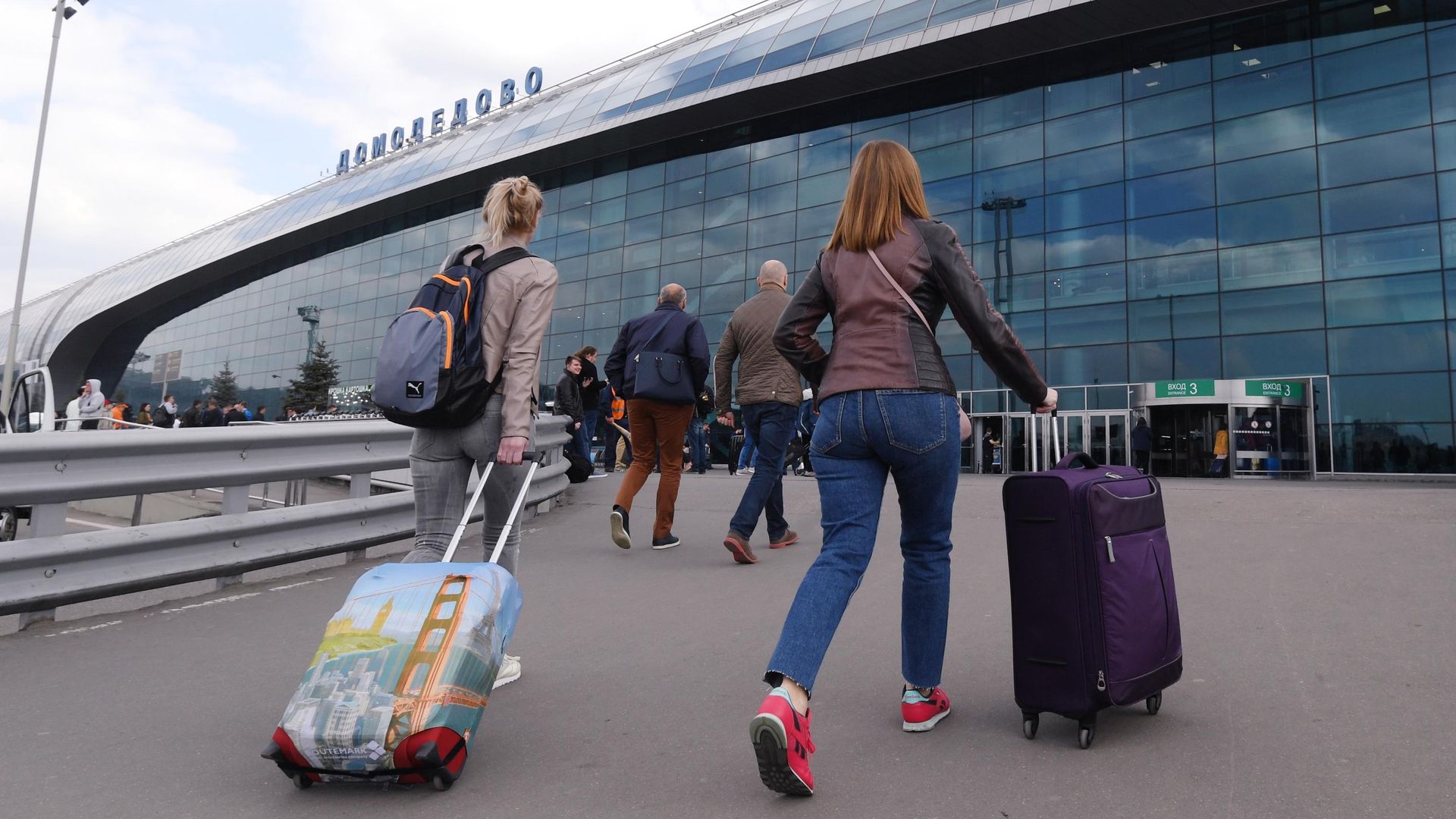 Пассажиры в аэропорту Домодедово Пассажиры в аэропорту Домодедово - РИА Новости, 1920, 15.10.2020