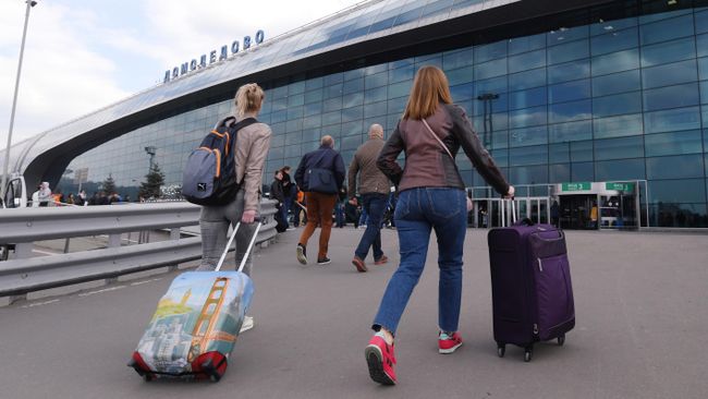 Пассажиры в аэропорту Домодедово Пассажиры в аэропорту Домодедово