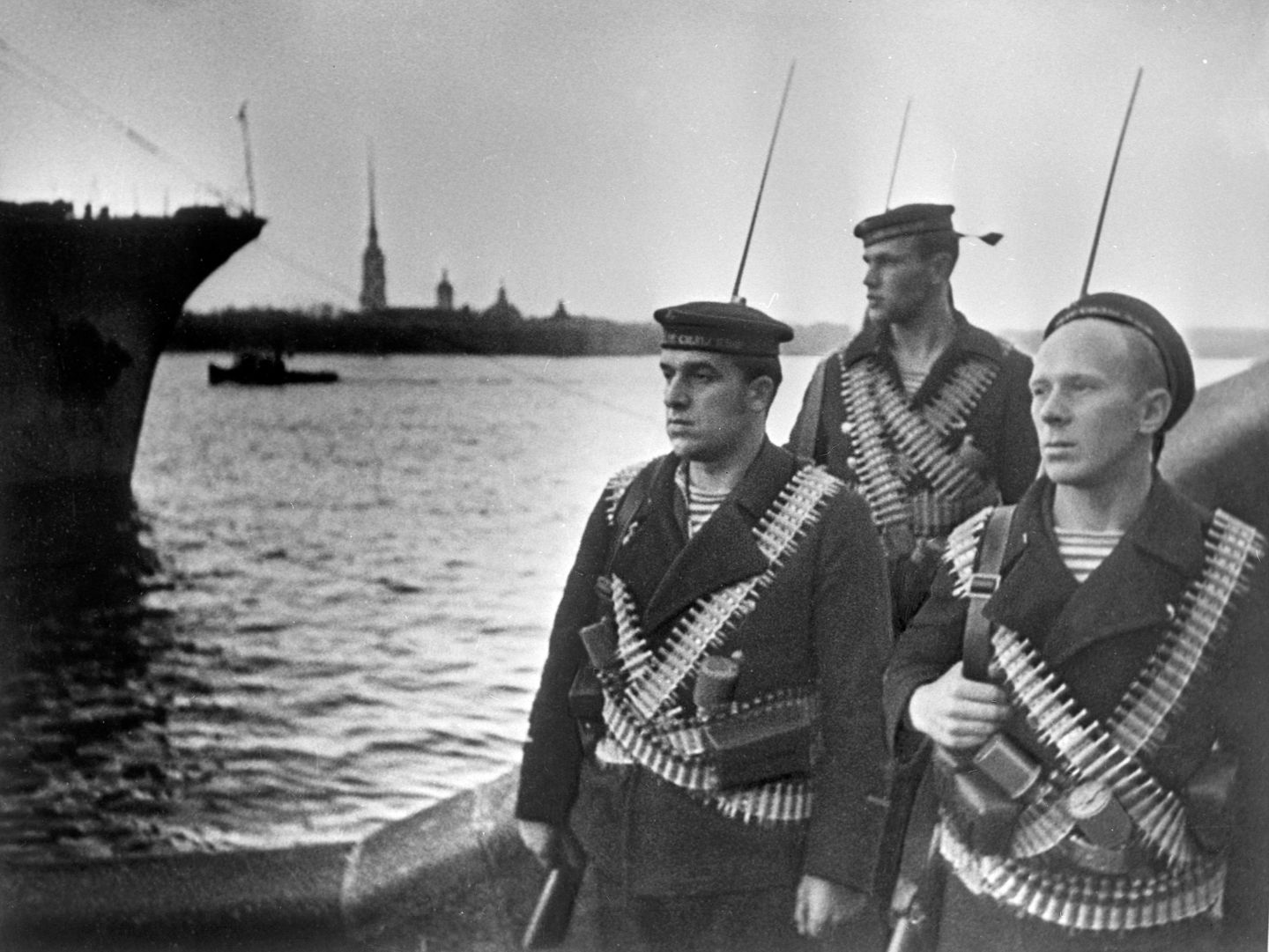 Великая Отечественная война 1941-1945 гг. Моряки Балтийского флота на набережной Девятого Января (ныне - Дворцовая набережная) Ленинграда. Защитники города в дни блокады Великая Отечественная война 1941-1945 гг. Моряки Балтийского флота на набережной Девятого Января (ныне - Дворцовая набережная) Ленинграда. Защитники города в дни блокады