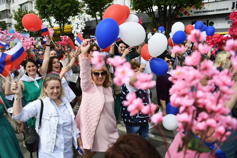 Участники первомайской демонстрации в Симферополе Участники первомайской демонстрации в Симферополе