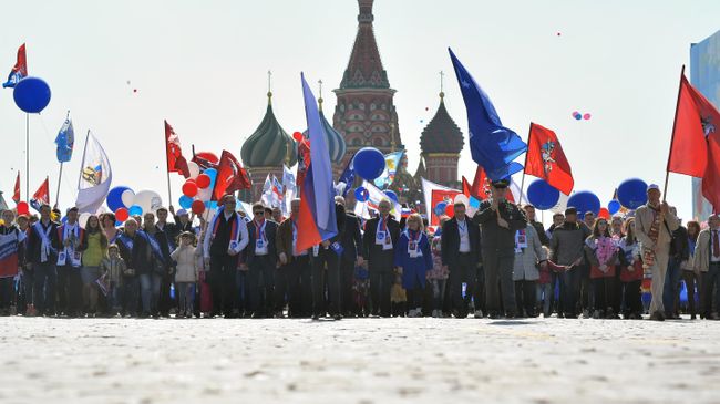 Участники первомайской демонстрации столичных профсоюзов на Красной площади Участники первомайской демонстрации столичных профсоюзов на Красной площади